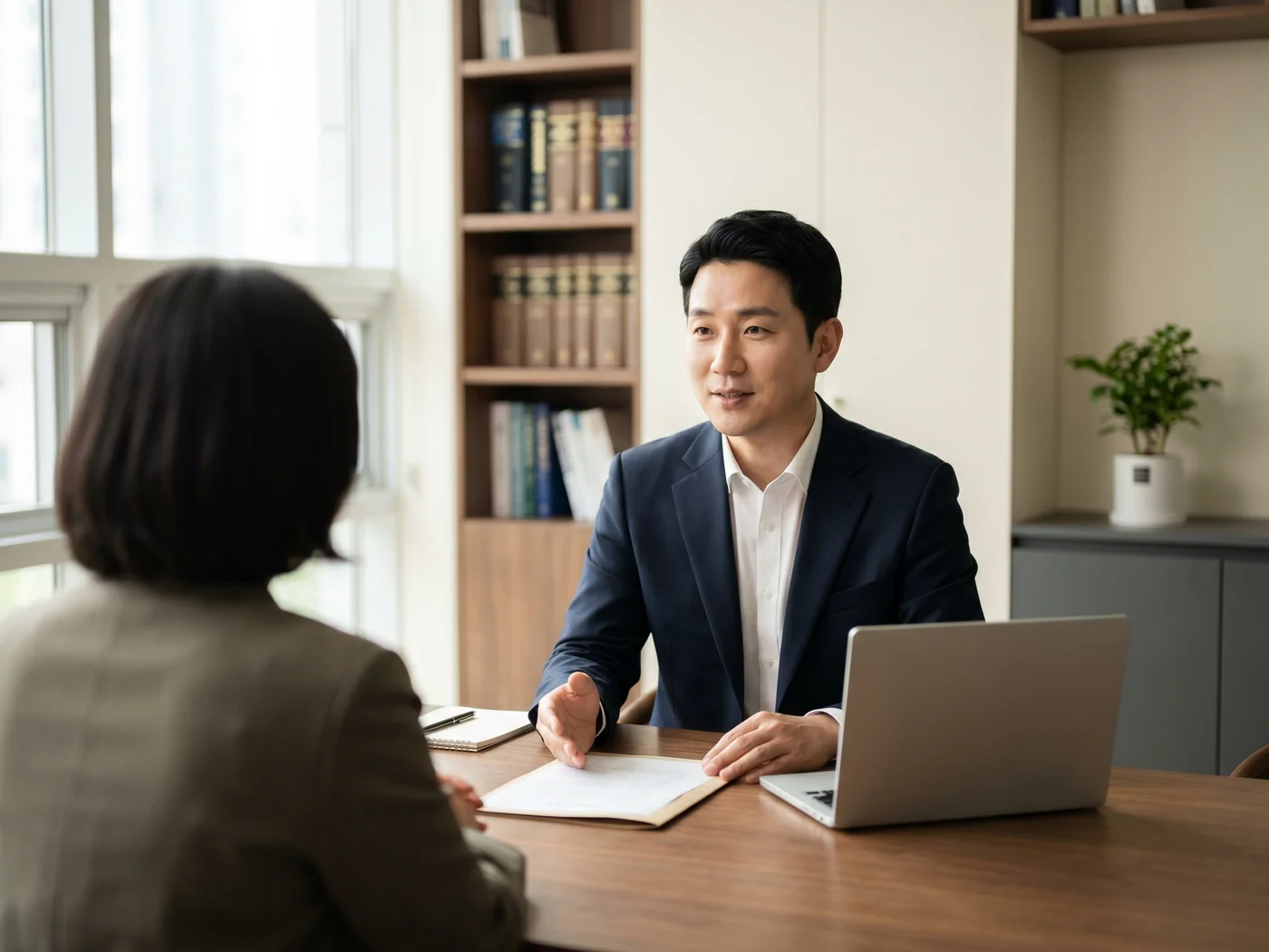 상담 테이블에서 서류를 함께 검토하는 변호사와 의뢰인